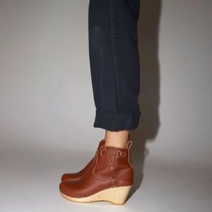 No. 6 Leather Buckle Boot on Wedge Reddish Brown